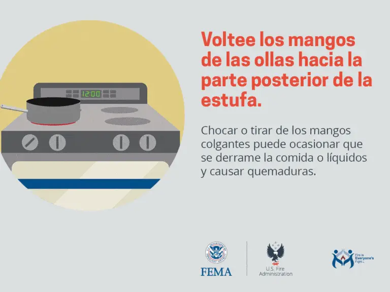 Una infografía sobre seguridad en la cocina con un mensaje de prevención: "voltee los mangos de las ollas hacia la parte posterior de la estufa. ocasionalmente, los mangos colgantes pueden ser agarrados o tirados por los niños y causar quemaduras o derrame de comidas o líquidos." logos de fema, us fire administration y fire is everyone's fight aparecen debajo, insinuando que estos organismos están involucrados en la campaña de seguridad.